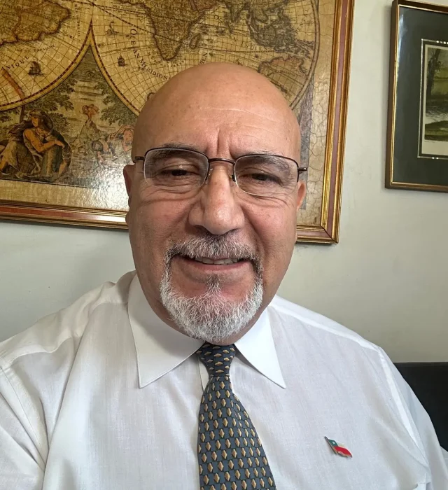 Artuo Grandon en su oficina